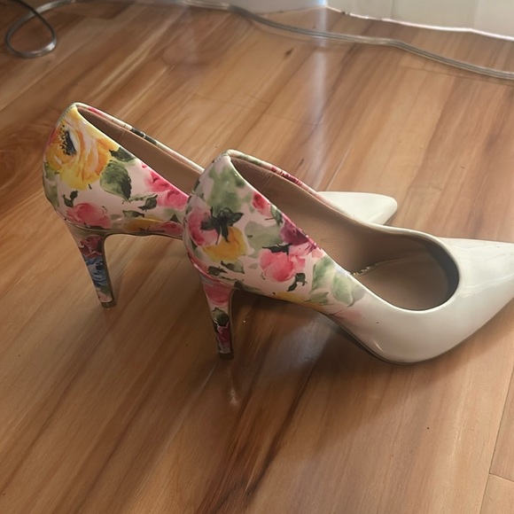 Christian Siriano for Payless White Floral High Heels - Picture 1 of 6